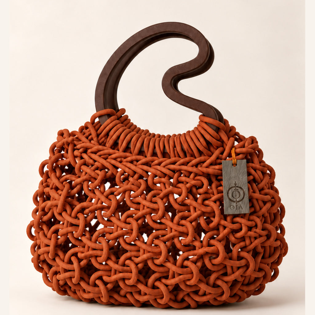 Handgeknüpfte Cashew Handtasche in Terrakotta von OIÁ